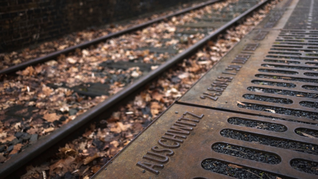 Orang-orang yang selamat dari kamp Nazi merayakan 79 tahun pembebasan Auschwitz