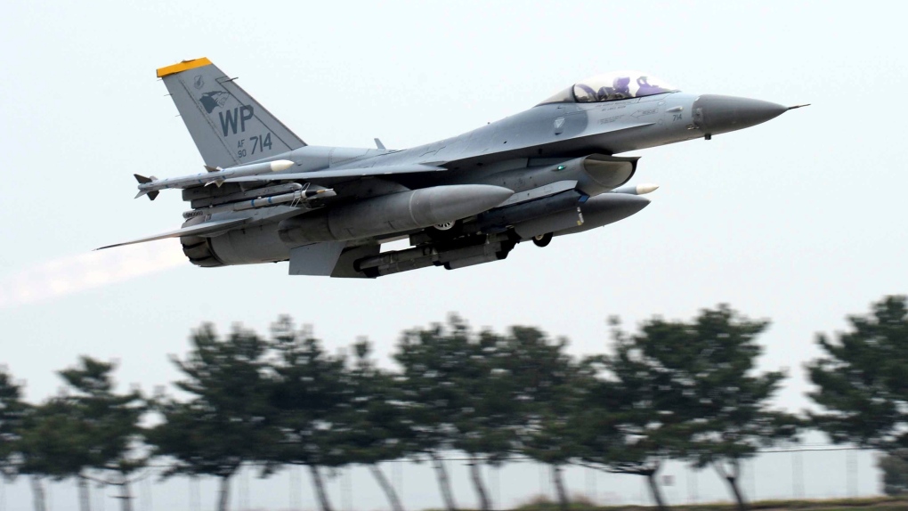 Un piloto estadounidense sale del avión antes de que un avión de combate se estrelle en el mar de Corea del Sur.