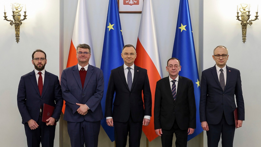 Nowy polski rząd pozostaje w sprzeczności z poprzednią partią rządzącą