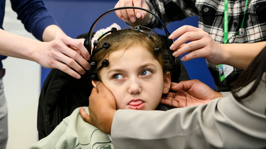 Une nouvelle technologie cérébrale aide les enfants canadiens de Holland Bloorview
