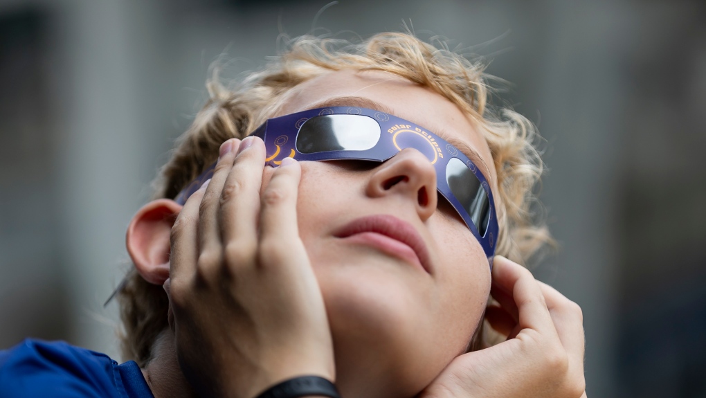 Éclipse solaire d'Ottawa : La ville fournit gratuitement des lunettes d'éclipse solaire aux résidents