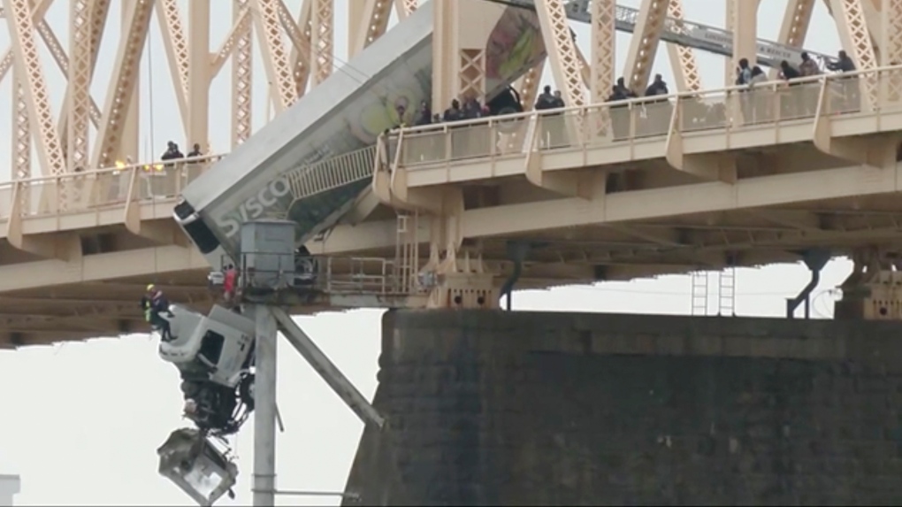 Ciężarówka zwisająca z mostu w Louisville, kierowca uratowany