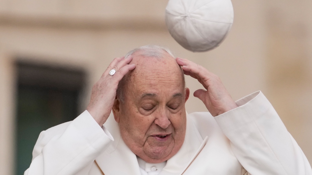 Un fotografo scatta una foto inaspettata del Papa