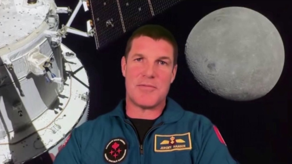 El astronauta canadiense Jeremy Hansen habla con estudiantes de la Universidad de Columbia Británica