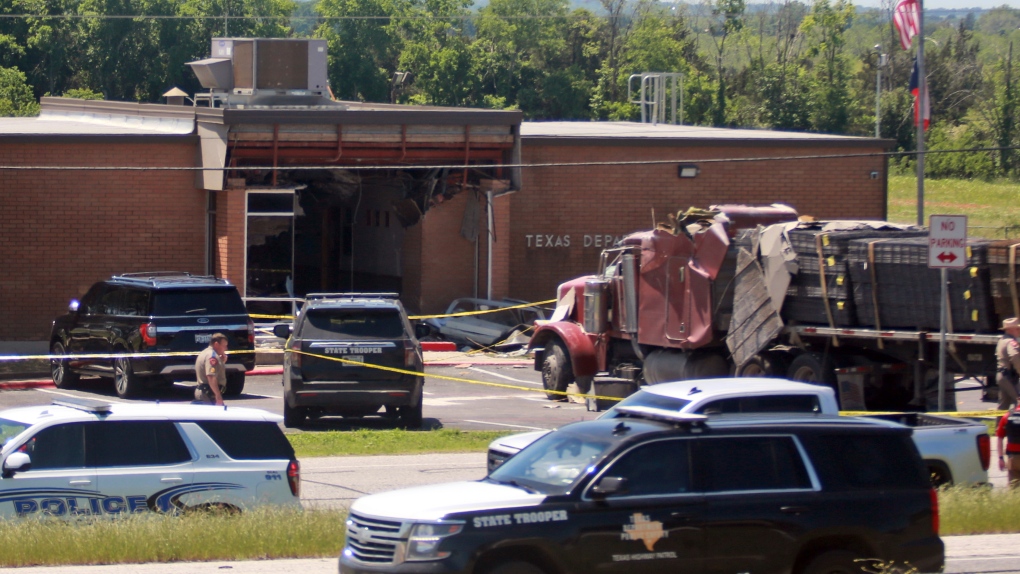 Una persona murió y 13 resultaron heridas después de que un camión de 18 ruedas se estrellara contra la Oficina de Seguridad Pública de Texas.
