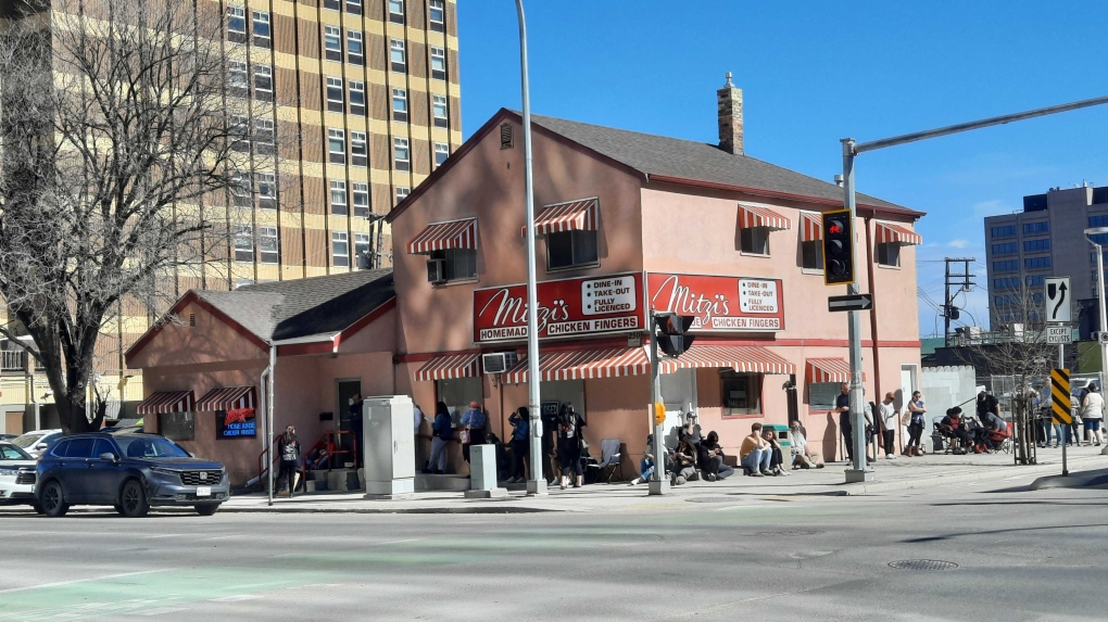 ‘They’re going to be missed’: Mitzi’s Restaurant customers line the block for the last time