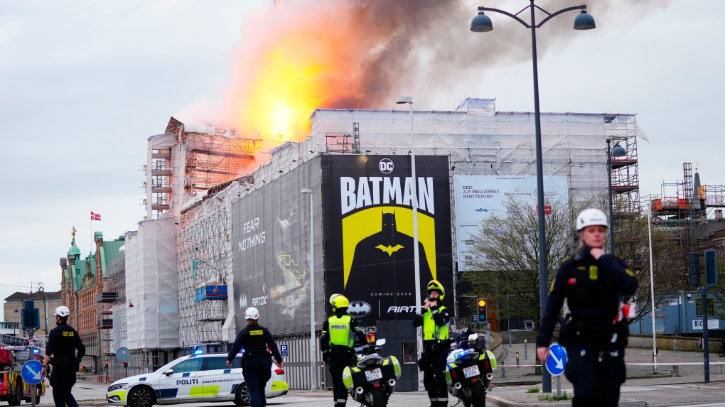 Dinamarca: Un incendio destruye la antigua Bolsa de Copenhague