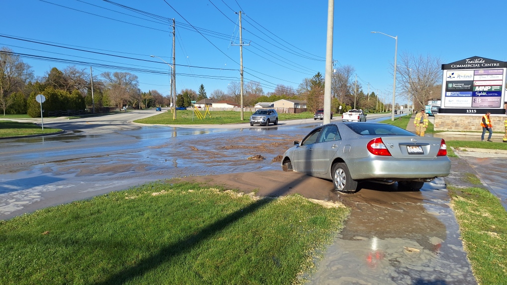 Fire hydrant struck in Sarnia, traffic reduced to one lane