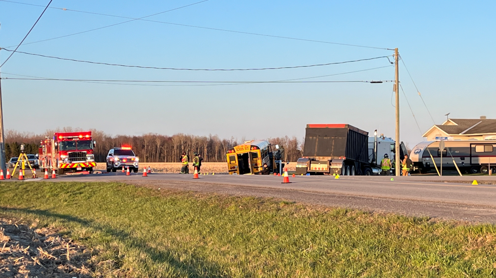 Accident d’autobus : Trois enfants transportés à l’hôpital après la collision d’un camion avec un autobus scolaire à Russell, en Ontario.