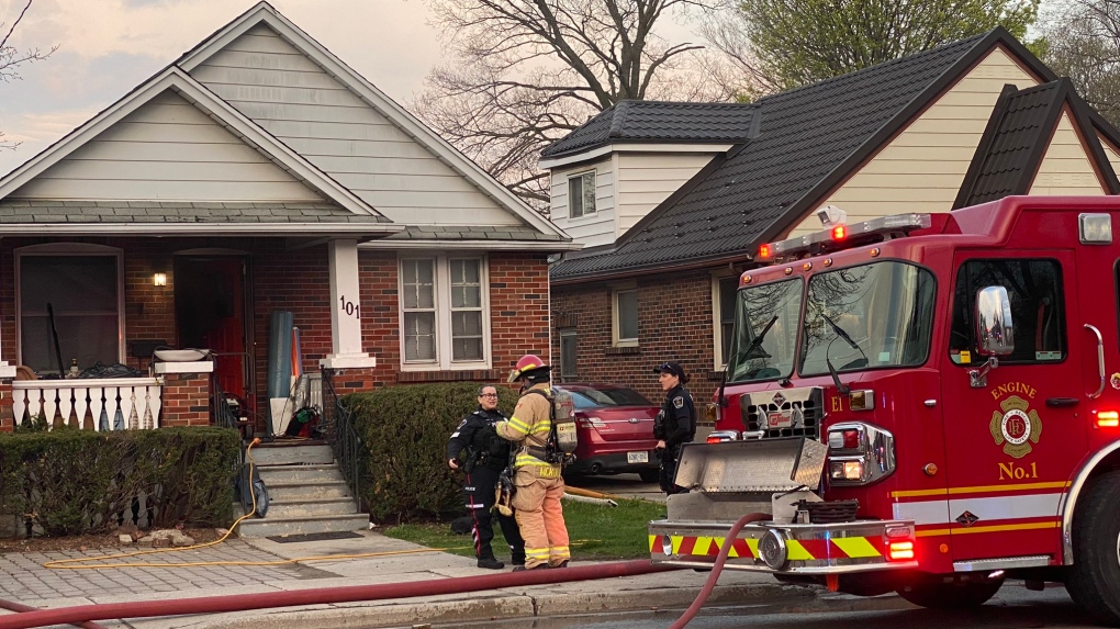 5 people 'narrowly' escape residence during early morning fire