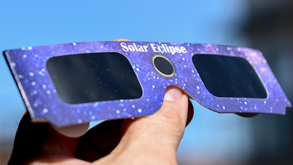 CTV London distribue des lunettes à éclipse le 7 avril 2024