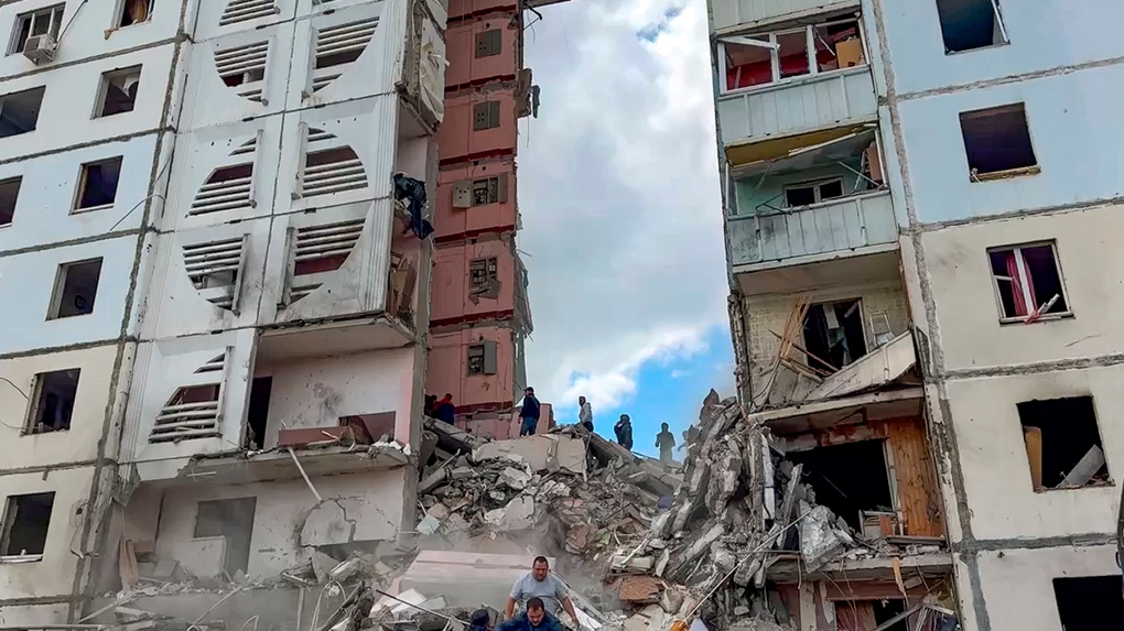Российское здание рухнуло после мощной бомбардировки
