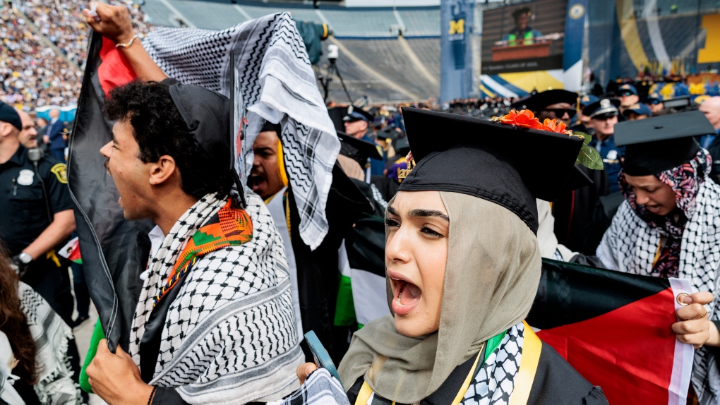 Protestas contra la guerra perturban la ceremonia de graduación de la Universidad de Michigan