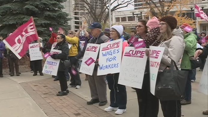 Saskatoon library workers rally at City Hall