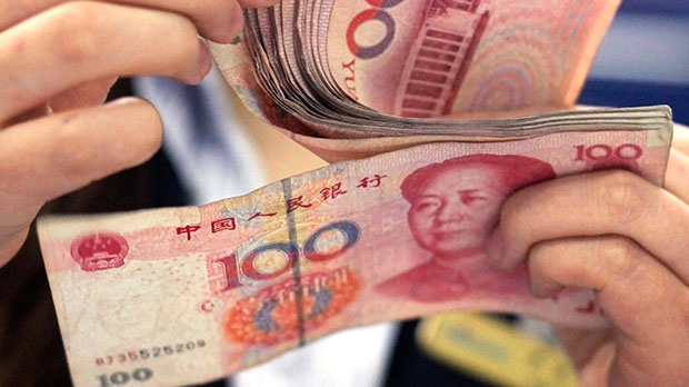 Counting Yuan notes in Shanghai