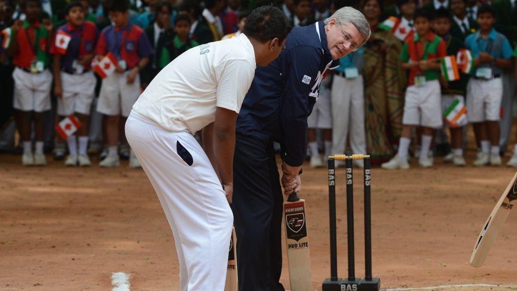 Stephen Harper plays cricket in India