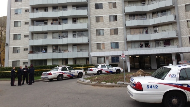 Teen shot outside apartment building in Toronto