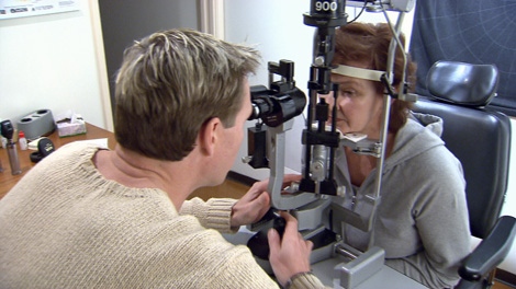 Dr. Kevin Parkinson inspects the eyes of cataract patient Maryann Oliver. Nov. 5, 2010. (CTV)