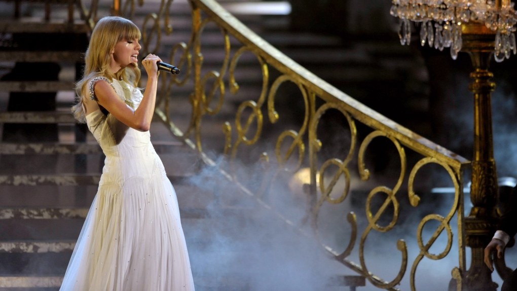 Taylor Swift performing at 2012 AMA's
