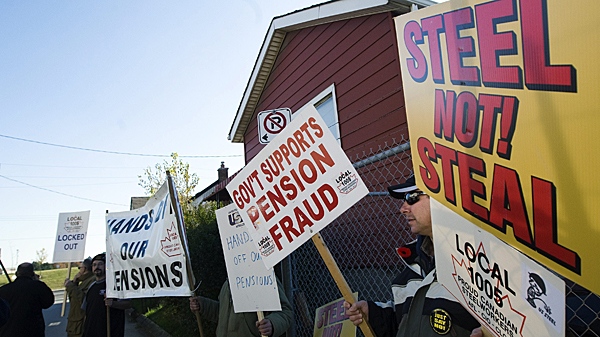Hamilton local 1005 United Steelworkers protest as they wait for Ontario Premier Dalton McGuinty to arrive before McGuinty  speaks to staff and the media at Joe NG Engineering Ltd. on Tuesday, November 9, 2010. (THE CANADIAN PRESS/Nathan Denette)
