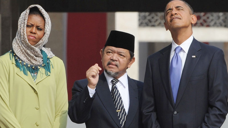 U.S. President Barack Obama, right, and First Lady Michelle Obama are led on a tour by Grand Imam Ali Mustafa Yaqub at the Istiqlal Mosque in Jakarta, Indonesia Wednesday, Nov. 10, 2010. (AP / Adek Berry)