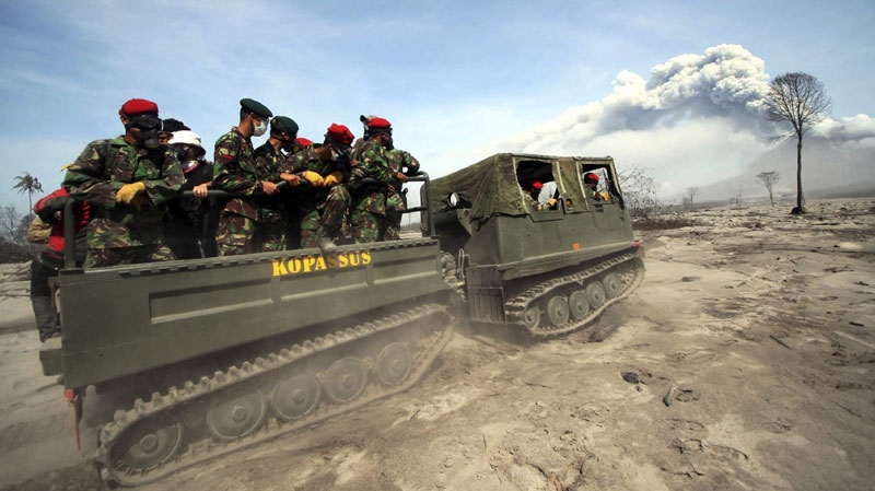 Indonesian soldiers search for victims of Mount Merapi eruption in Cangkringan, Indonesia, Wednesday, Nov 10, 2010. (AP Photo)