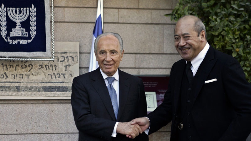 Israeli President Shimon Peres, left, shakes hand with King George Tupou V of Tonga prior their meeting at Peres' residency in Jerusalem, Thursday, Dec. 27, 2007. King George Tupou V of Tonga is on an official visit to Israel. (AP Photo/Alvaro Barrientos)