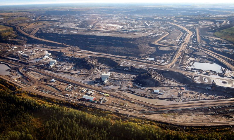 An aerial view of an oilsands mine facility near Fort McMurray, Alta., September 2011. (Jeff McIntosh / THE CANADIAN PRESS)