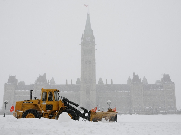 A snow plow clears snow on Parliament Hill in Ottawa on Wednesda,y March 5, 2008. (Sean Kilpatrick / THE CANADIAN PRESS)