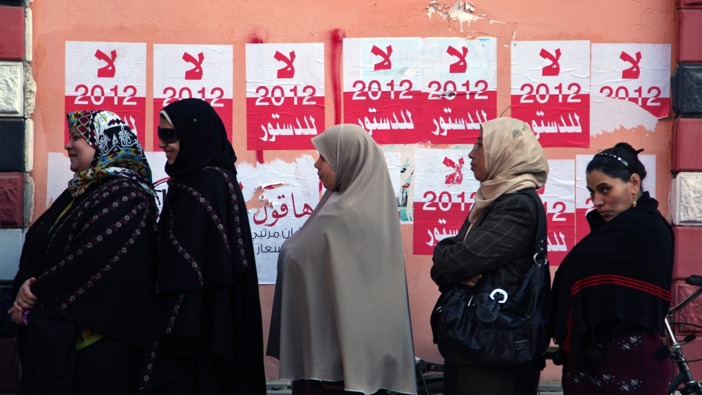 Egyptian women line up for constitution vote
