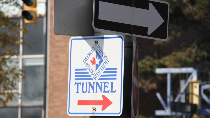 A sign directing drivers to the Detroit-Windsor Tunnel in Windsor, Ont, Nov. 16, 2012. (Melanie Borrelli / CTV Windsor)