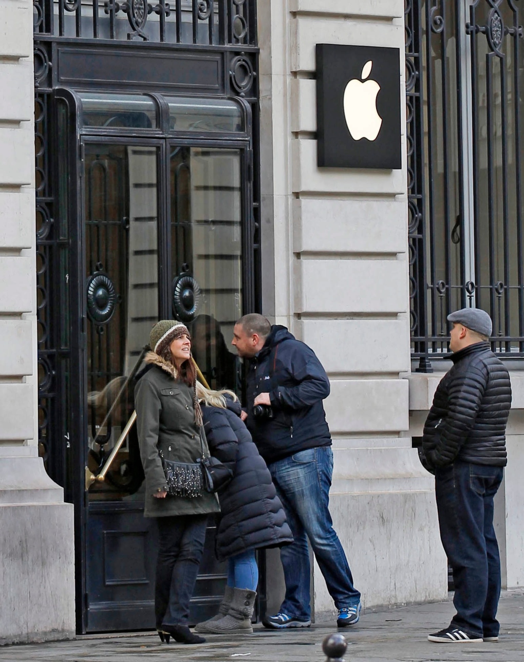 Paris Apple Store after robbery