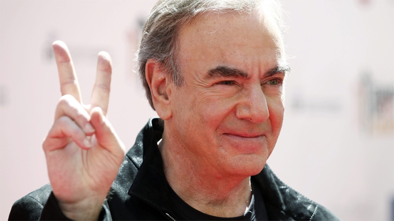 Musician Neil Diamond arrives at the 'Stand Up To Cancer' television event at Sony Studios in Culver City, Calif., on Friday, Sept. 10, 2010. (AP Photo / Matt Sayles)