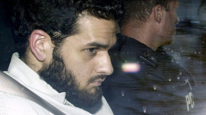 Terror suspect Momin Khawaja, an Ottawa computer software programmer, leaves the Ottawa courthouse under RCMP protection, Monday May 3, 2004. (Tom Hanson / THE CANADIAN PRESS)