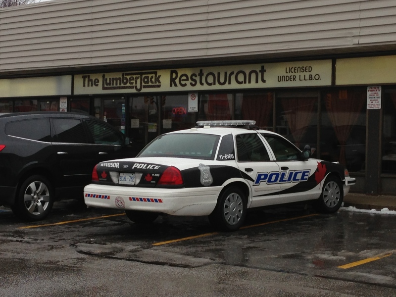 Police investigate after a robbery behind The Lumberjack Restaurant in Windsor, Ont., Jan. 28, 2013. (Michelle Maluske / CTV Windsor)