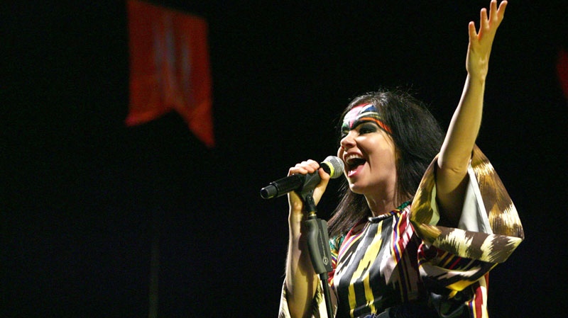 Pop singer Bjork, of Iceland, performs at her solo concert in Shanghai, March 2, 2008. (AP Photo)