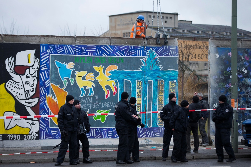 German police protect removal of Berlin Wall