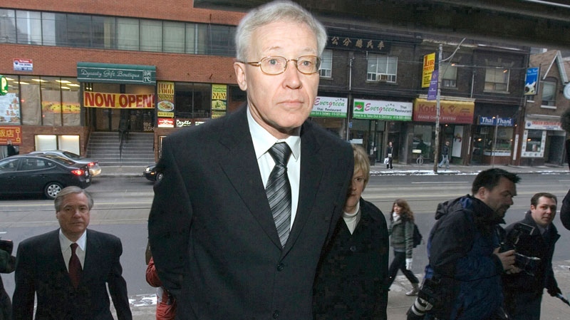 Discredited pathologist Dr. Charles Smith arrives for the beginning of his testimony at the Goudge Inquiry into pediatric forensic pathology in Toronto on Jan. 28, 2008. (Frank Gunn / THE CANADIAN PRESS)