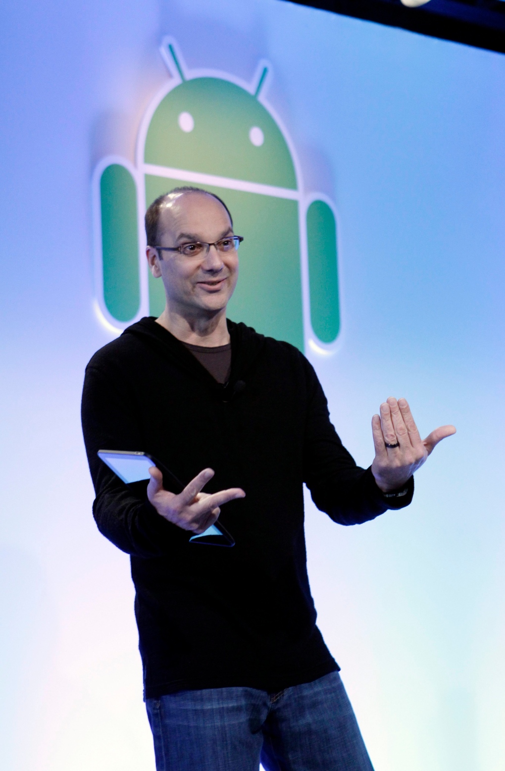 Android software exec stepping down