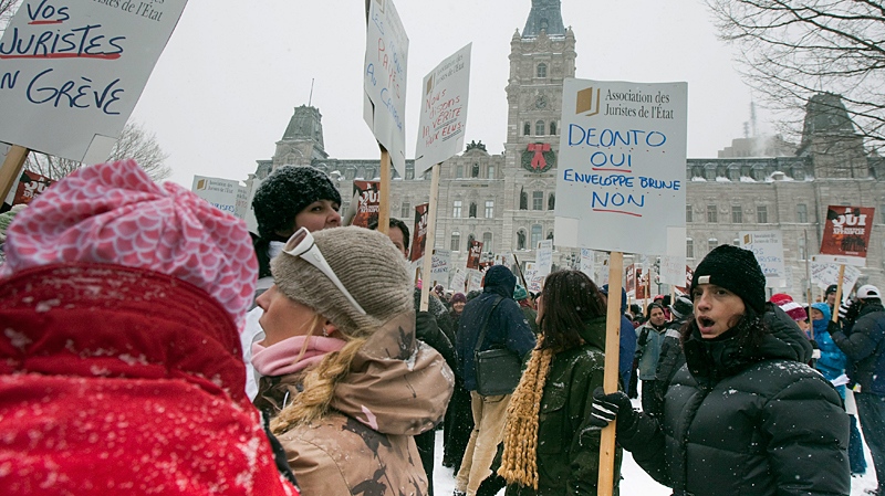 Quebec provincial Crown prosecutors demonstrate in front of the legislature on their first day of strike Tuesday, February 8, 2011 in Quebec City. (Jacques Boissinot / THE CANADIAN PRESS)