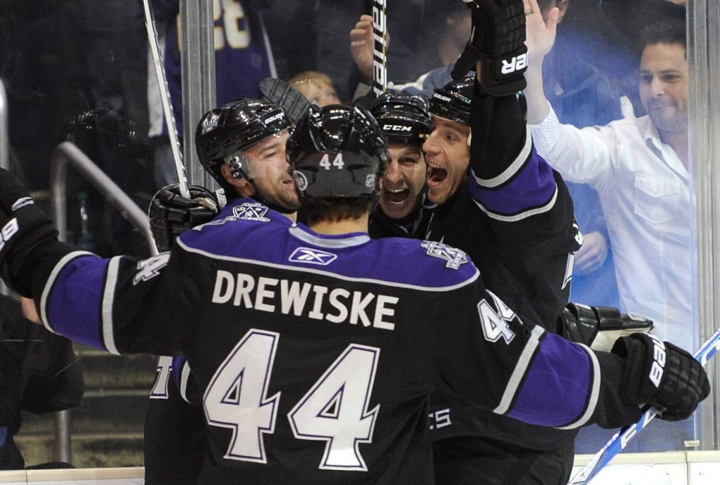 Los Angeles Kings right wing Justin Williams, left