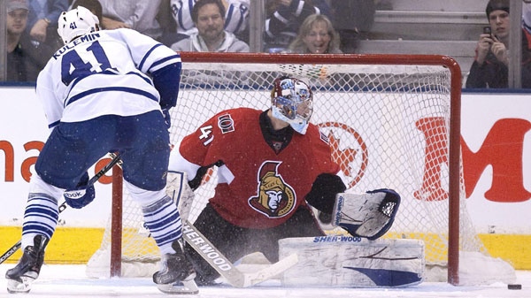Ottawa Senators goaltender Craig Anderson (right) watches as Toronto Maple Leafs Nikolai Kuleman shoots wide in the last of his team's shoot out attempts following overtime in NHL hockey action in Toronto on Saturday February 19, 2011.(Chris Young / THE CANADIAN PRESS)