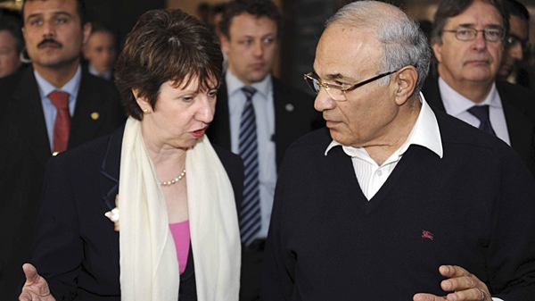 European Union Foreign Policy Chief Catherine Ashton talks to Egyptian Prime Minister Ahmed Shafiq in Cairo, Egypt,Tuesday, Feb. 22, 2011. (AP / Seliman al Oteifi)