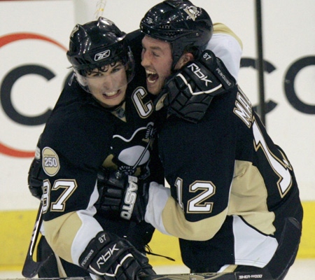 Sidney Crosby of the Pittsburgh Penguins talks to Gary Roberts of
