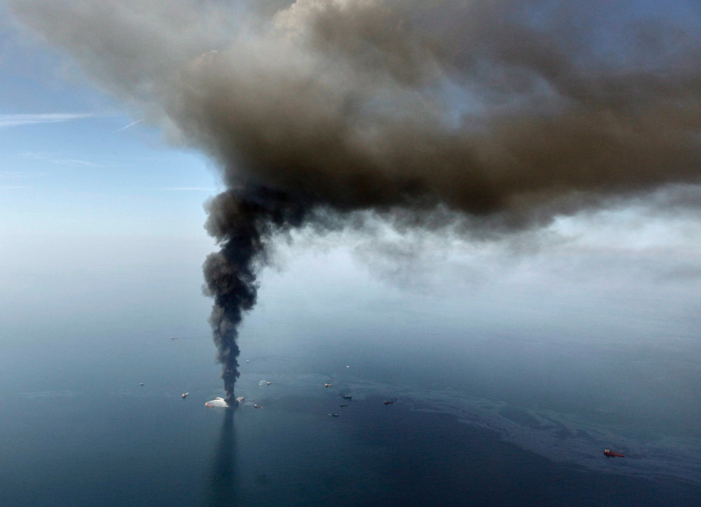 Deepwater Horizon oil rig burns