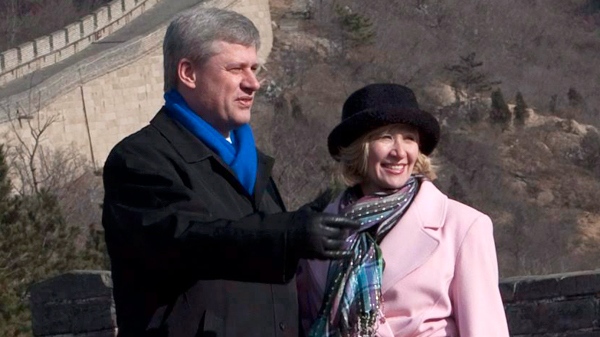 Prime Minister Stephen Harper and wife Laureen visit the Great Wall of China at Badaling in Beijing, China on Thursday, December 3, 2009. (Sean Kilpatrick / THE CANADIAN PRESS)