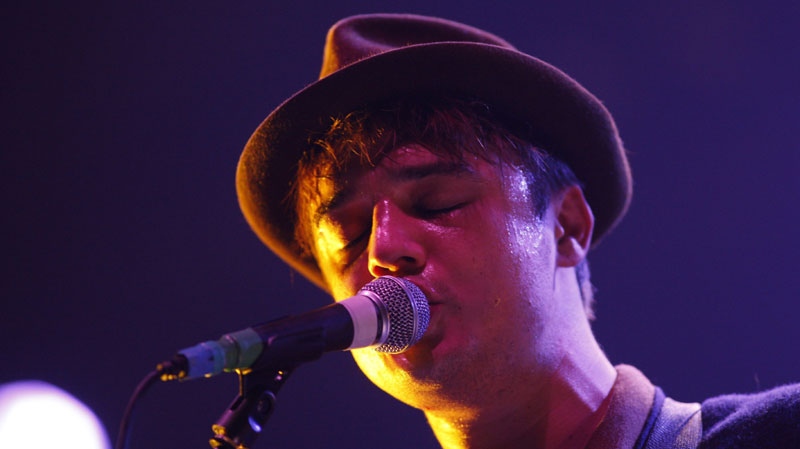 British singer Pete Doherty performs with his band Babyshambles at the Manchester Evening News Arena, Manchester, England, Thursday Nov. 22, 2007. (AP Photo/Jon Super) 