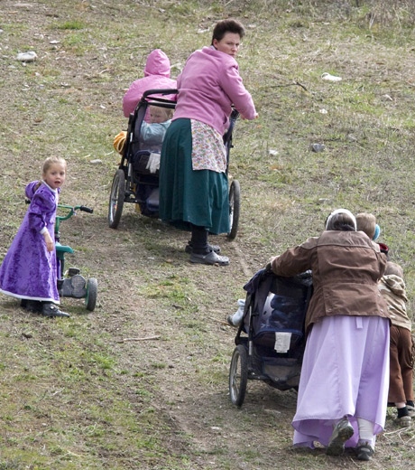 Members of the polygamous community of Bountiful walk up a hill in Bountiful near Creston, B.C., on Monday, April 21, 2008.(Jonathan Hayward / THE CANADIAN PRESS)