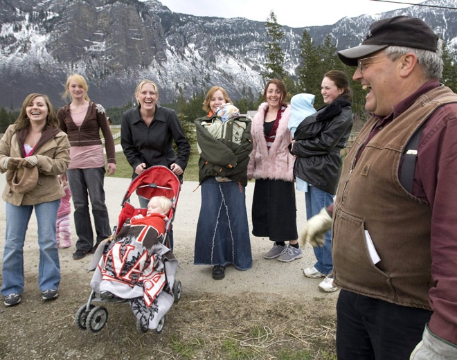 Winston Blackmore the religious leader of the polygamous community of Bountiful located near Creston, B.C., shares a laugh with six of his daughters and some of his grand children Monday, April 21, 2008. (Jonathan Hayward / THE CANADIAN PRESS)