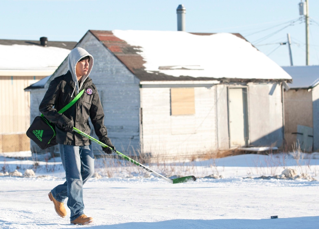 Flooding forces Attawapiskat residents out homes